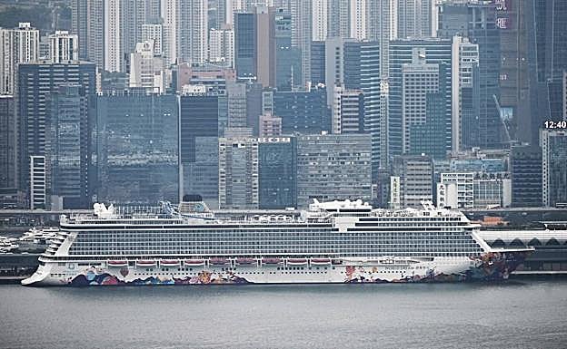Crucero cuyos pasajeros están aislados en Hong Kong.
