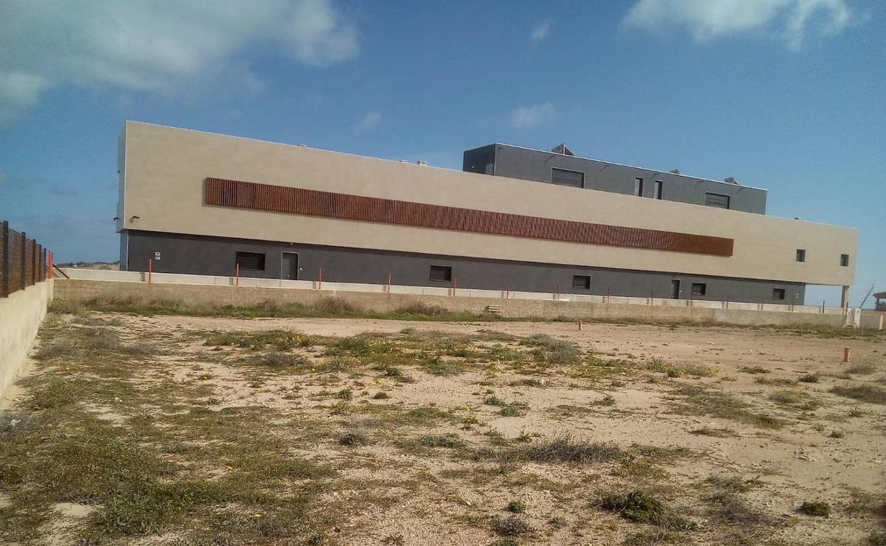 Edificio construido en el solar de La Manga donde fue destruida una población de zanahoria marina, una especie de flora protegida.