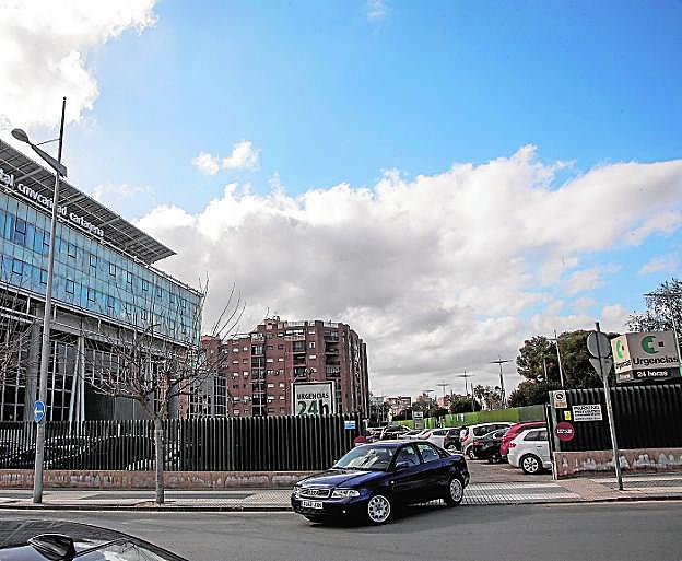 Vista del Hospital Virgen de la Caridad y de su parking, con la calle Jorge Juan a la derecha. rodríguez