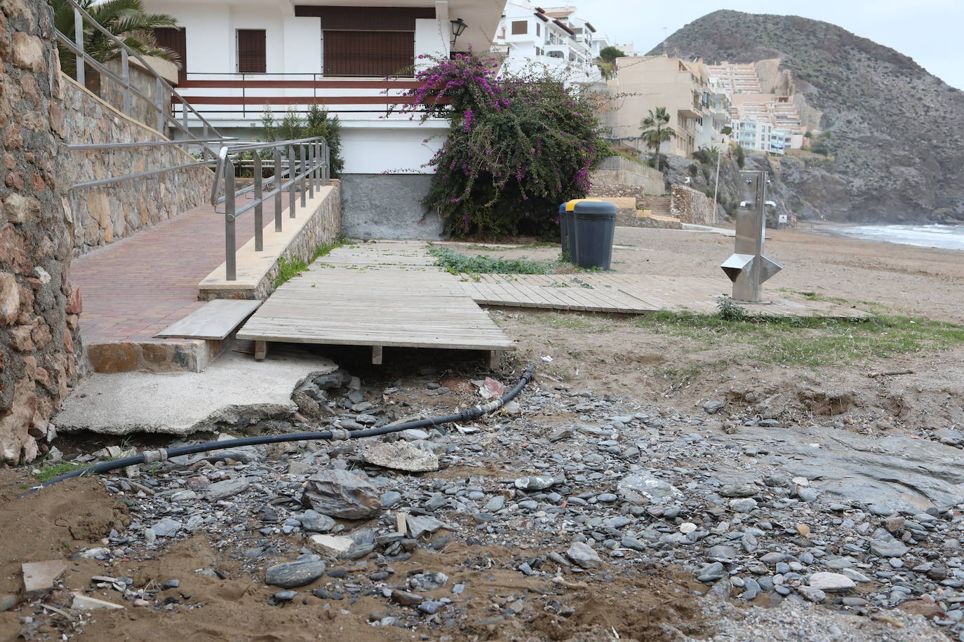 Fotos: Operación &#039;draga y pintura&#039; en las playas de la Región