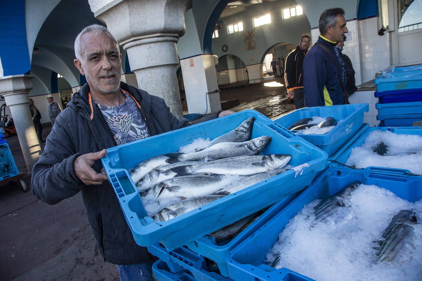 Fotos: La fuga de doradas y lubinas de jaulas tira los precios del pescado en la lonja de Cartagena