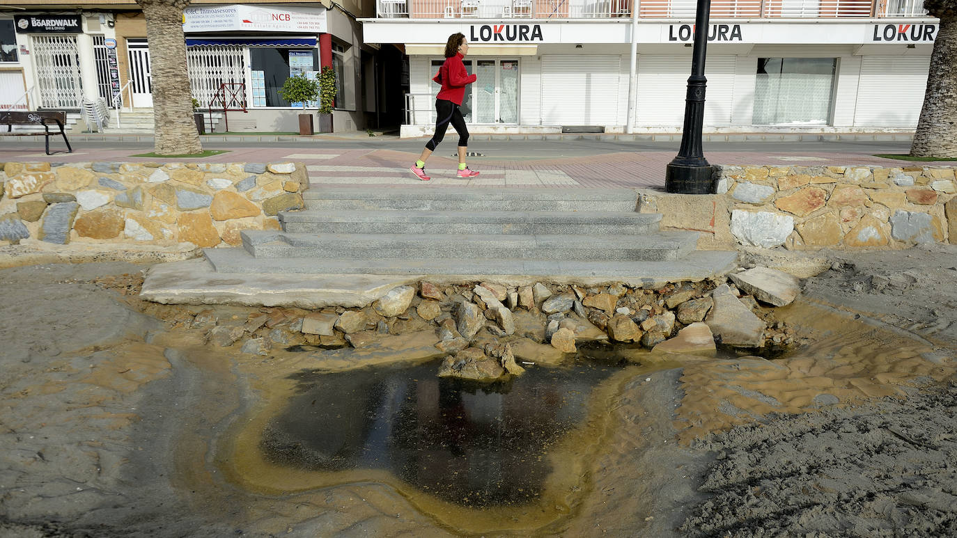 Fotos: Operación &#039;draga y pintura&#039; en las playas de la Región