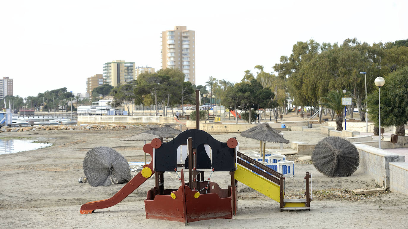 Fotos: Operación &#039;draga y pintura&#039; en las playas de la Región