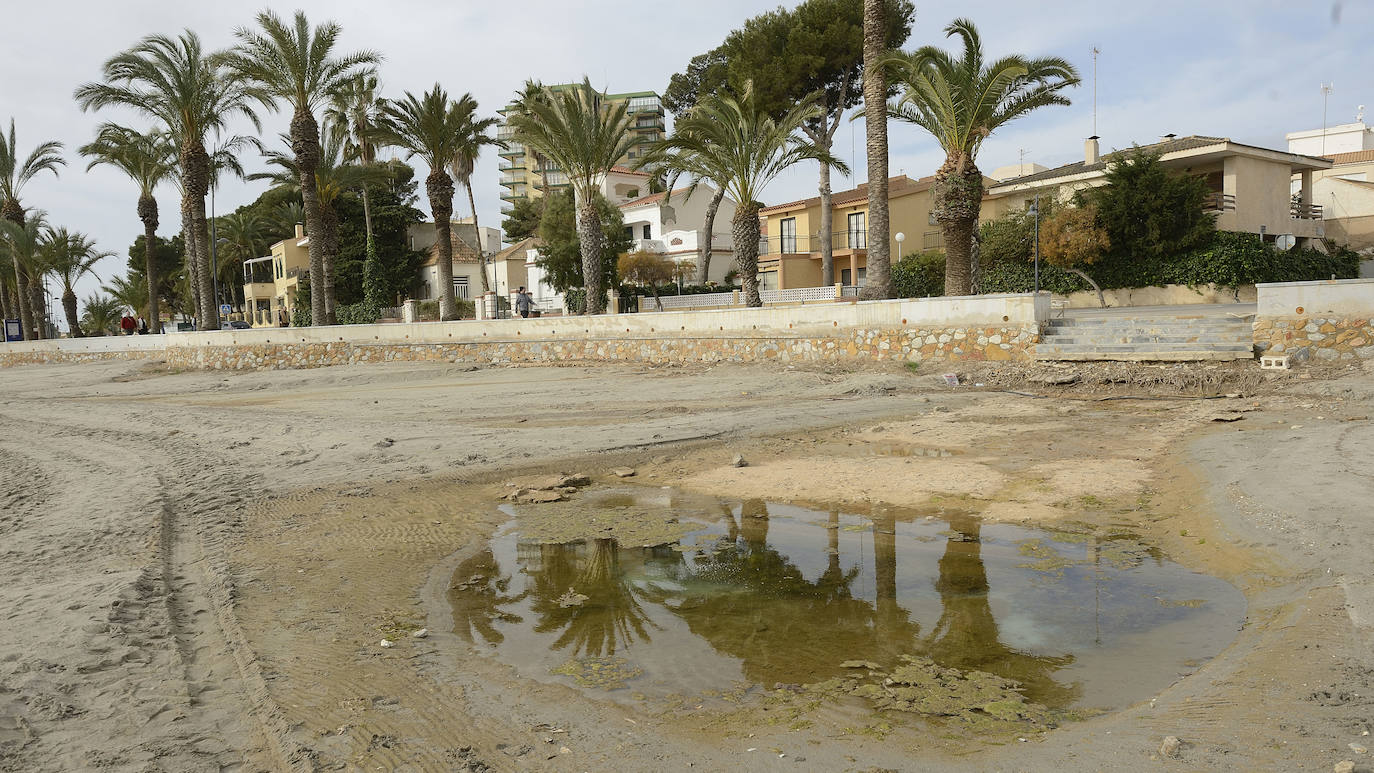 Fotos: Operación &#039;draga y pintura&#039; en las playas de la Región