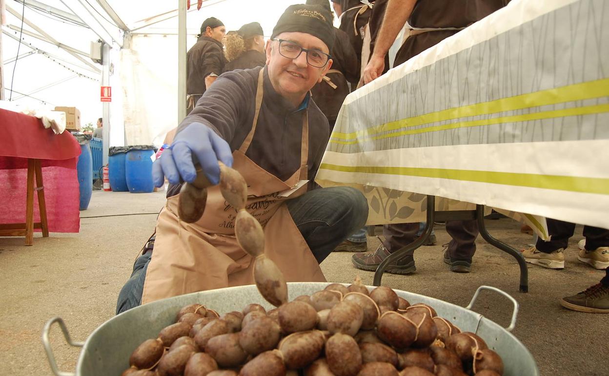 Pedro López, concejal de Festejos de Alhama, muestra unas morcillas recién hechas.