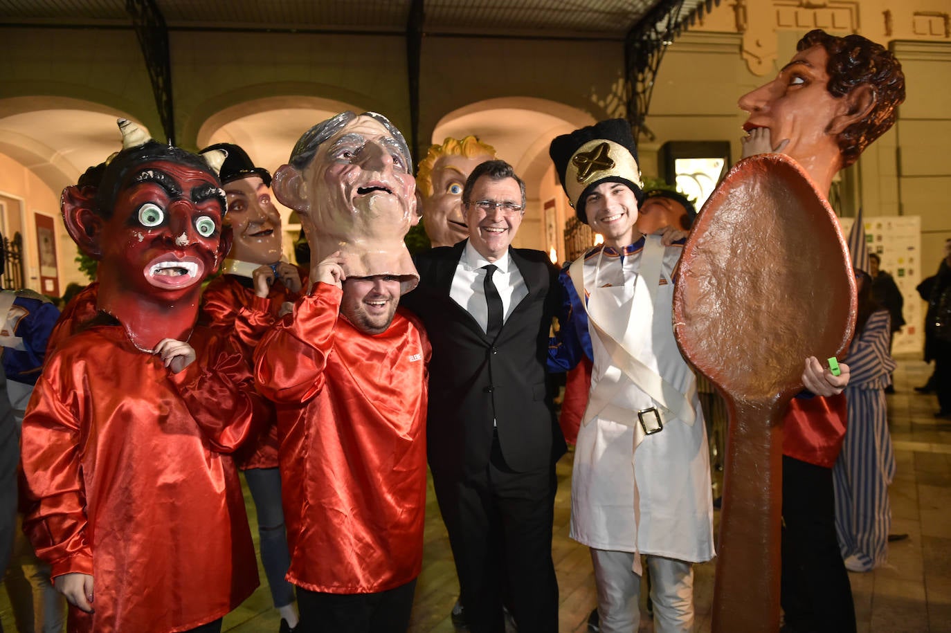 Fotos: El Romea recrea el Entierro de la Sardina para festejar los 170 años del desfile