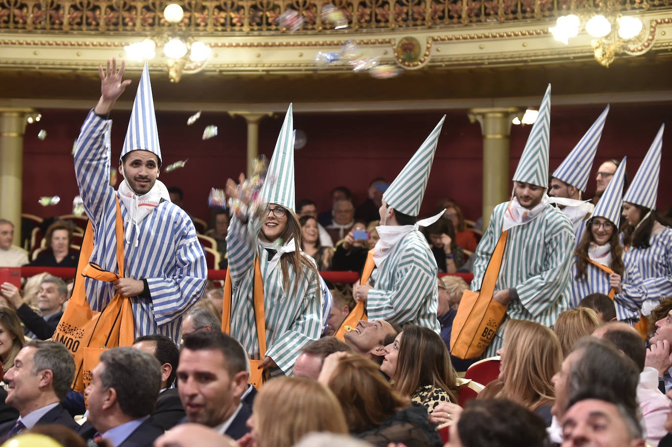 Fotos: El Romea recrea el Entierro de la Sardina para festejar los 170 años del desfile