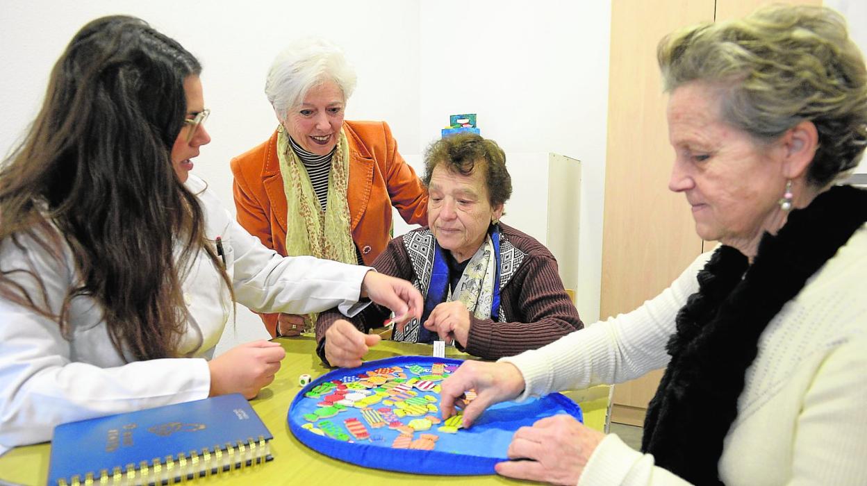 Un grupo de usuarias realizan juegos de estimulación cognitiva. 