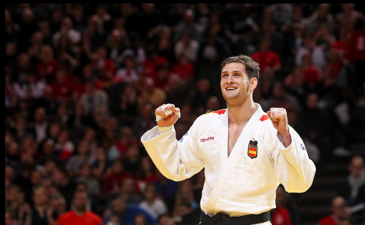 El judoca español Nikoloz Sherazadishvili celebra suéxito en París.