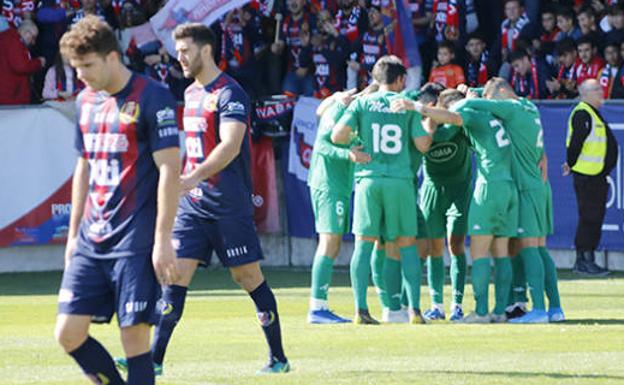 Los jugadores del Yeclano se lamentan tras un gol del San Fernando, este domingo.