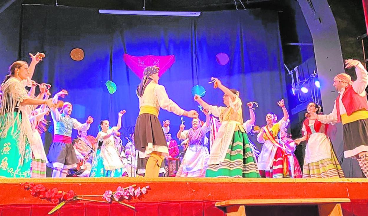 Uno de los grupos bailando durante la gala. 