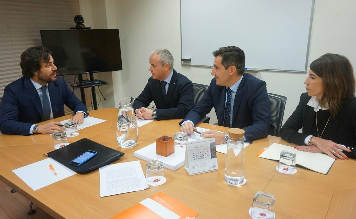 Reunión del consejero de Empleo, Miguel Motas, con el presidente de la Asociación de Directivos de la Región de Murcia (Adimur), este lunes.