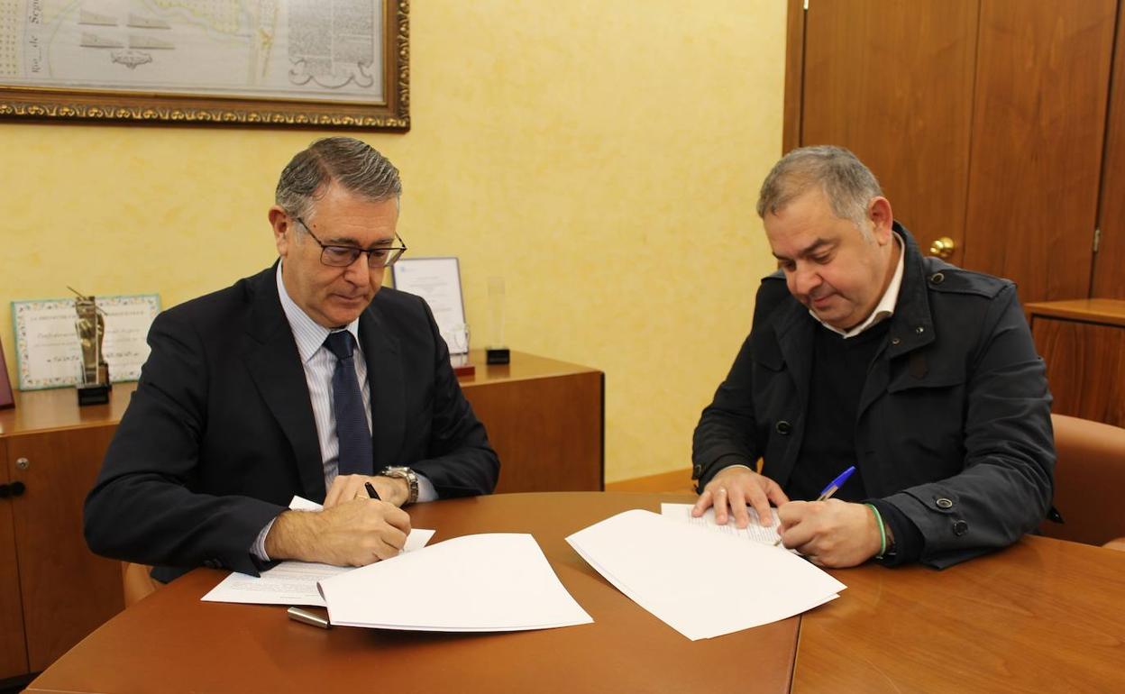 El presidente de la Confederación Hidrográfica del Segura (CHS), Mario Urrea (izquierda) y el presidente del Sindicato Central de Regantes del Acueducto Tajo-Segura (Scrats), Lucas Jiménez (derecha) durante la firma del acuerdo.