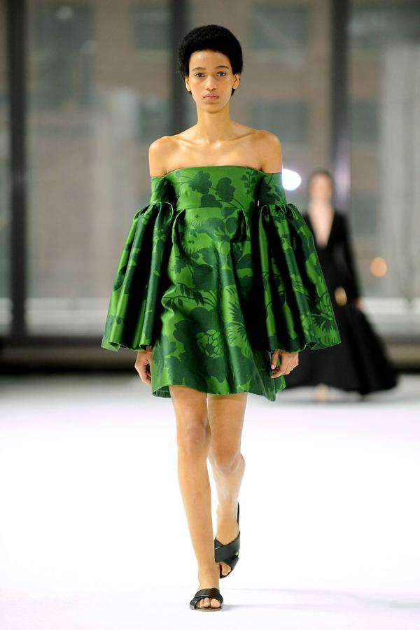 La pasarela de New York se ha llenado de color con el desfile de Carolina Herrera que juega con las siluetas a través de los volantes y las mangas abullonadas. 