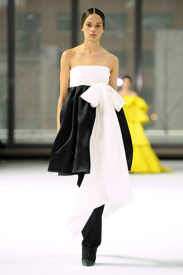 La pasarela de New York se ha llenado de color con el desfile de Carolina Herrera que juega con las siluetas a través de los volantes y las mangas abullonadas. 