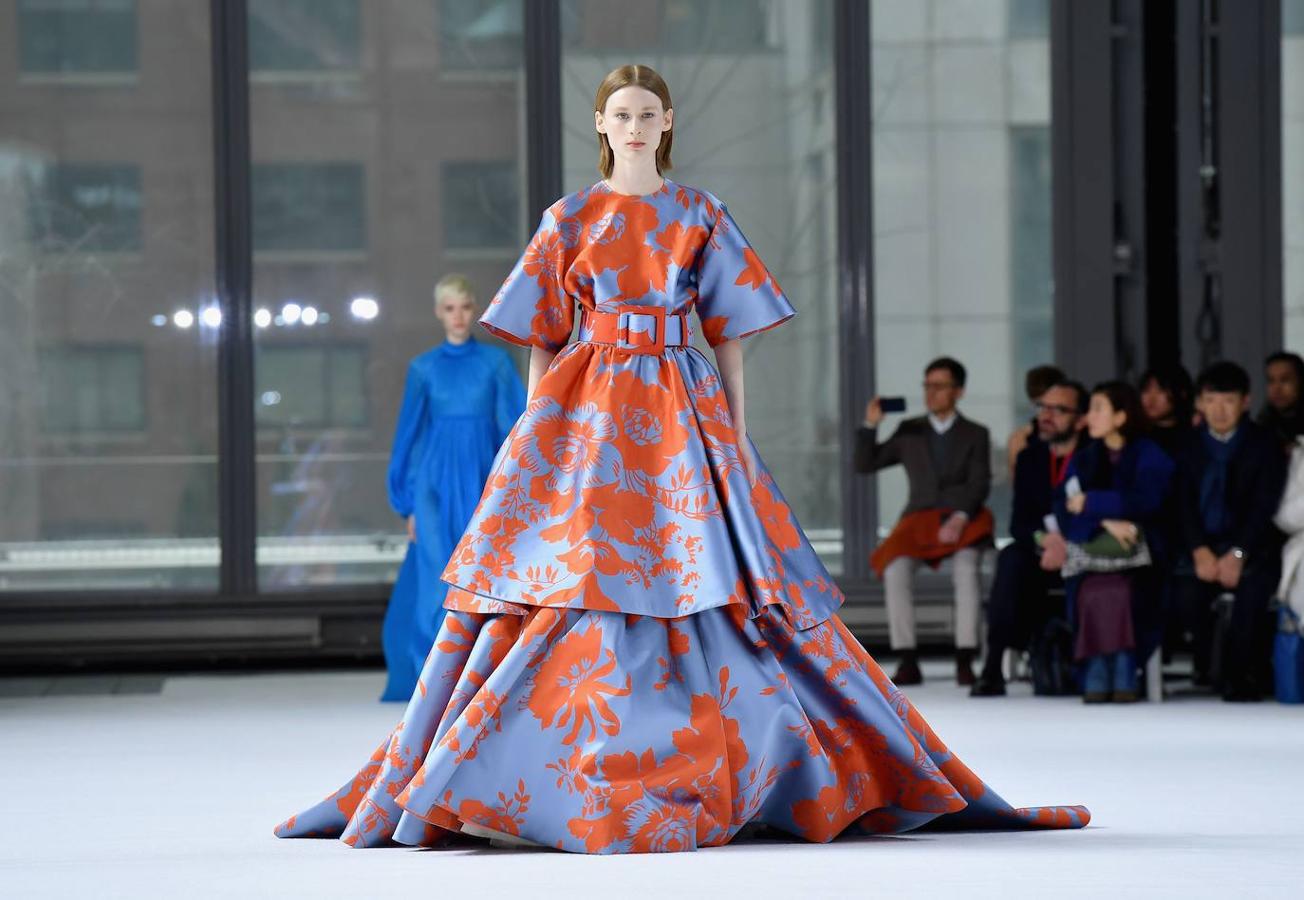 La pasarela de New York se ha llenado de color con el desfile de Carolina Herrera que juega con las siluetas a través de los volantes y las mangas abullonadas. 