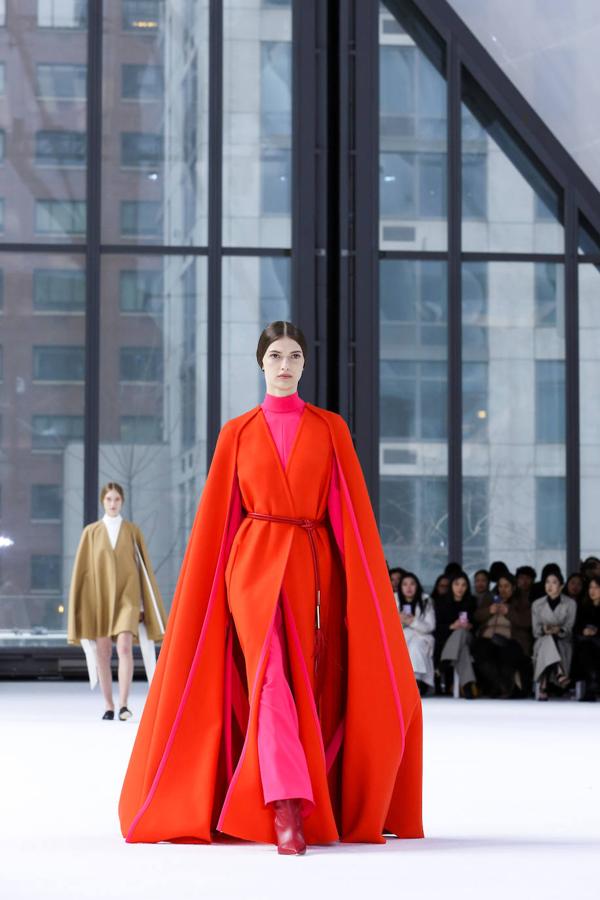 La pasarela de New York se ha llenado de color con el desfile de Carolina Herrera que juega con las siluetas a través de los volantes y las mangas abullonadas. 