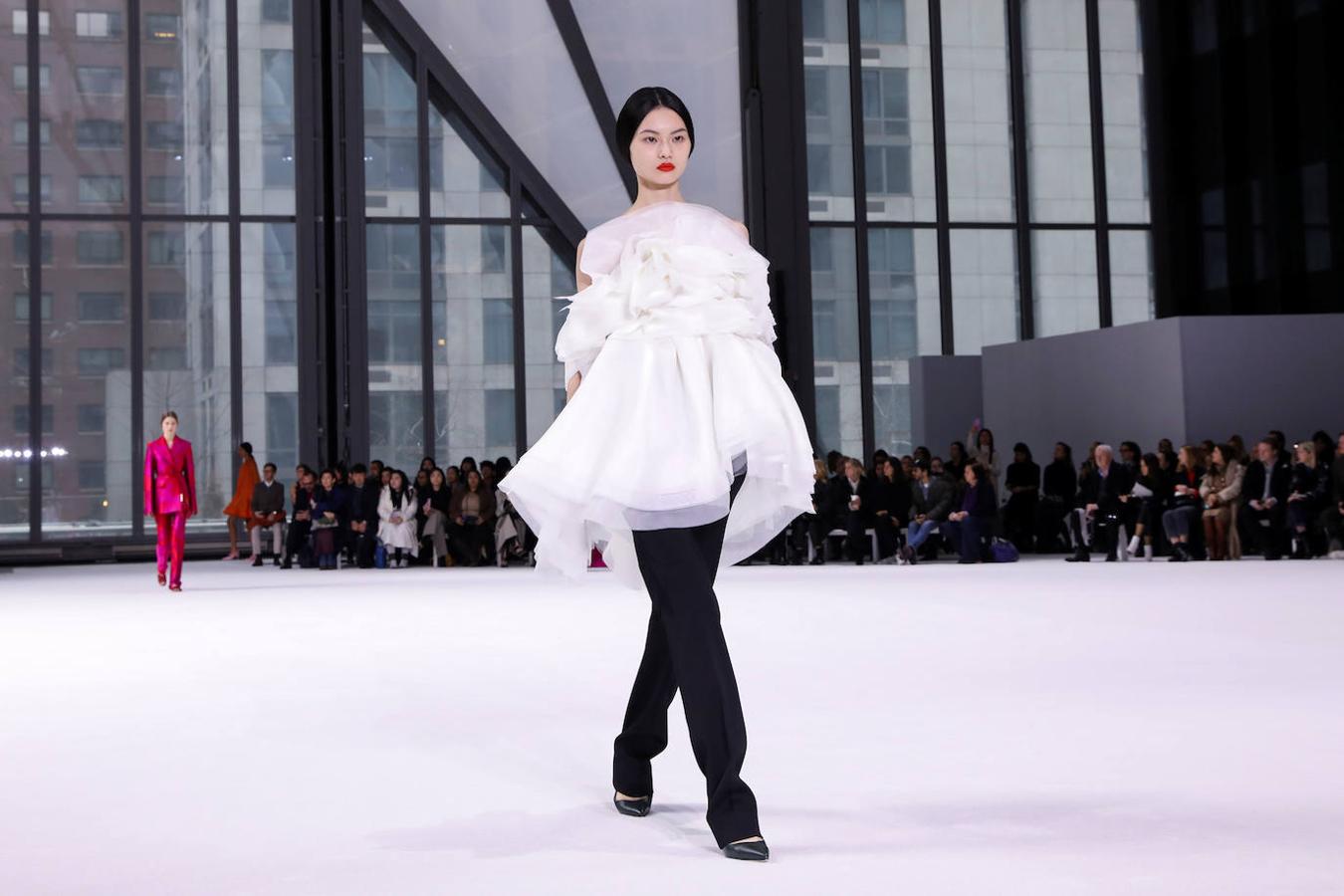 La pasarela de New York se ha llenado de color con el desfile de Carolina Herrera que juega con las siluetas a través de los volantes y las mangas abullonadas. 