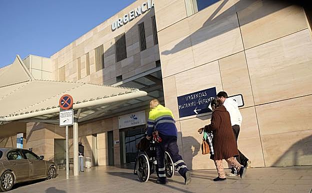 Un trabajador lleva a Urgencias a un paciente. 