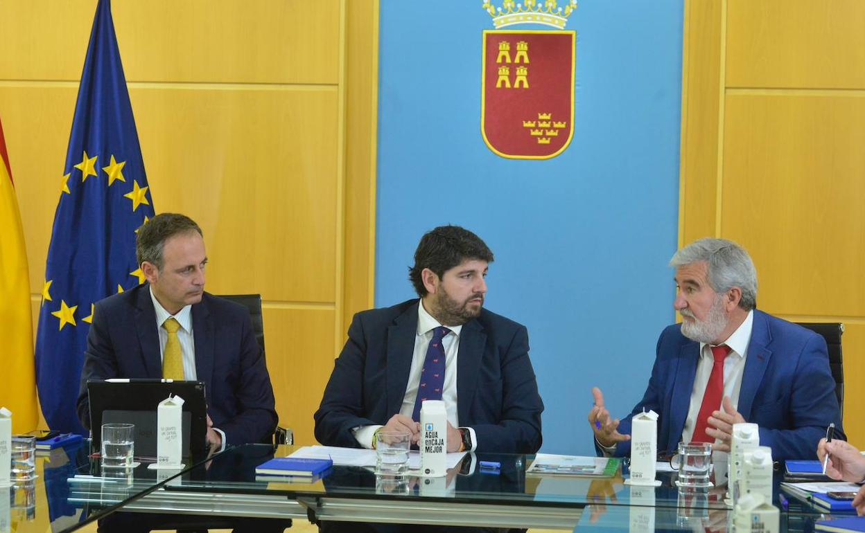 Javier Celdrán, López Miras y Santiago Martínez, en sus reunión de este miércoles.