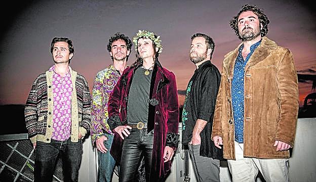 Los cinco componentes del gupo murciano Bosco, fotografiados para LA VERDAD durante un descanso de sus ensayos .