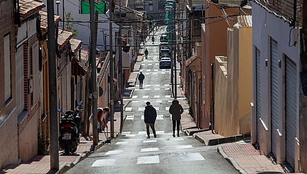 Varios peatones, ayer cruzando la calle Floridablanca por la calzada, siguiendo la pendiente. Los pasos de cebra fueron repintados días atrás.