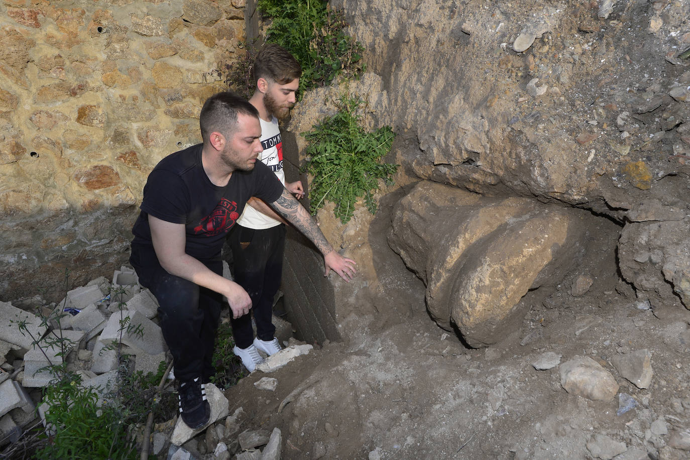 Fotos: Localizan restos de una columna romana en un solar de Monteagudo