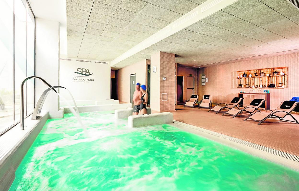 Una pareja se relaja en el spa de Sercotel JC1 Hotel. 