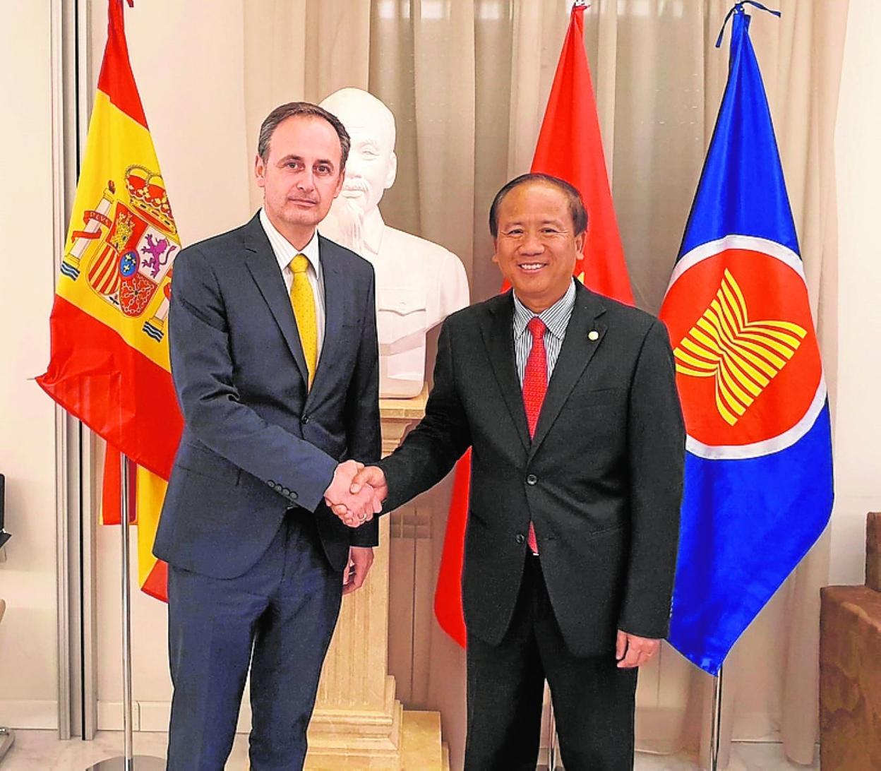 El consejero Celdrán y el embajador de Vietnam, Ngo Tien Dung.