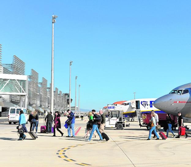 El aeropuerto en plena actividad, el mes pasado, cuando se desviaron vuelos de Alicante debido al temporal 'Gloria'. 