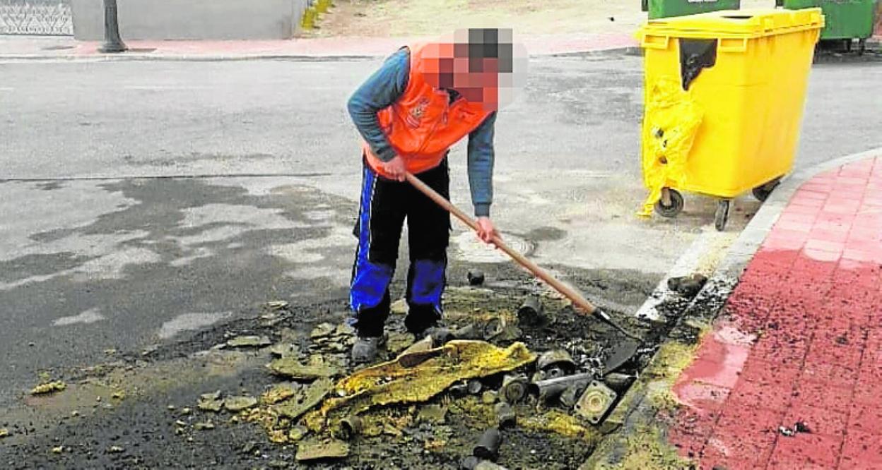 Un operario municipal limpia los restos del incendio. J. L. PIÑERO