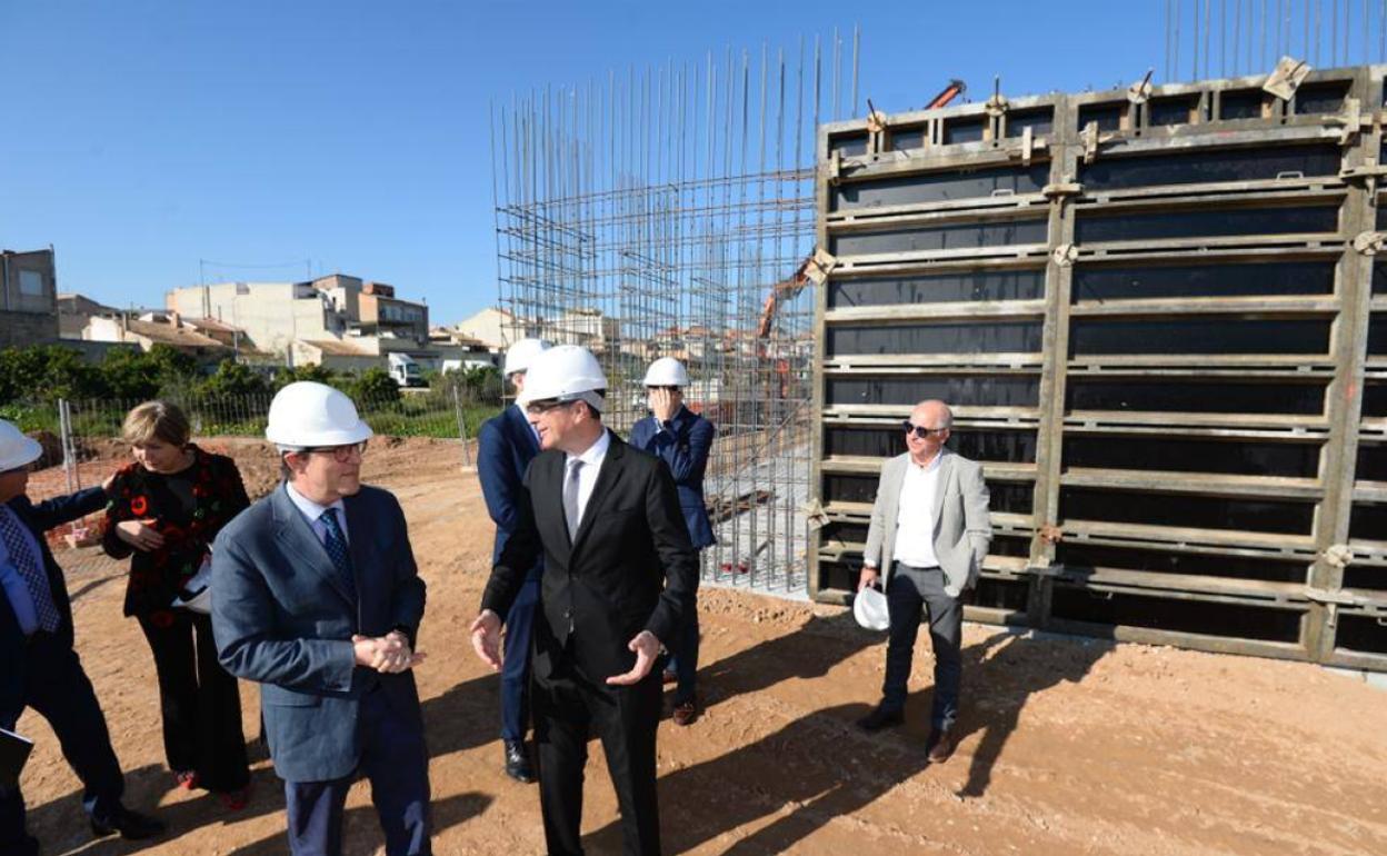 Villegas y Ballesta, en la zona en la que se construirá el nuevo centro asistencial de Javalí Nuevo.