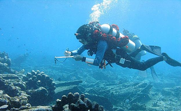 Una arqueóloga documentando un pecio en las costas de México.