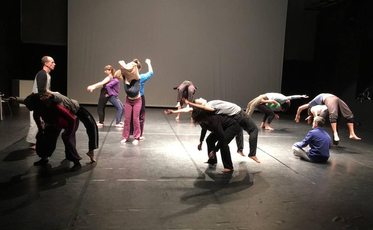 Demostración de la disciplina de danza 'contact improvisation'