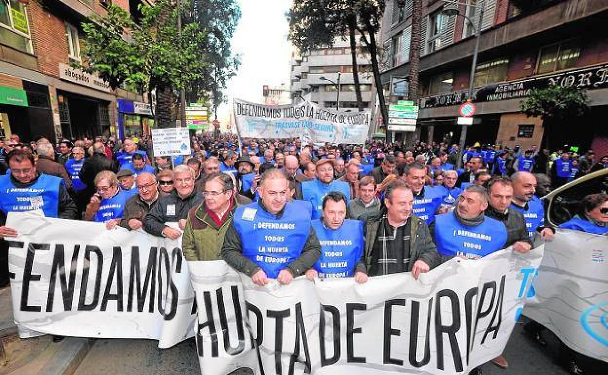 Cabecera de la manifestación en Murcia de agricultores y agentes sociales, en diciembre de 2017.