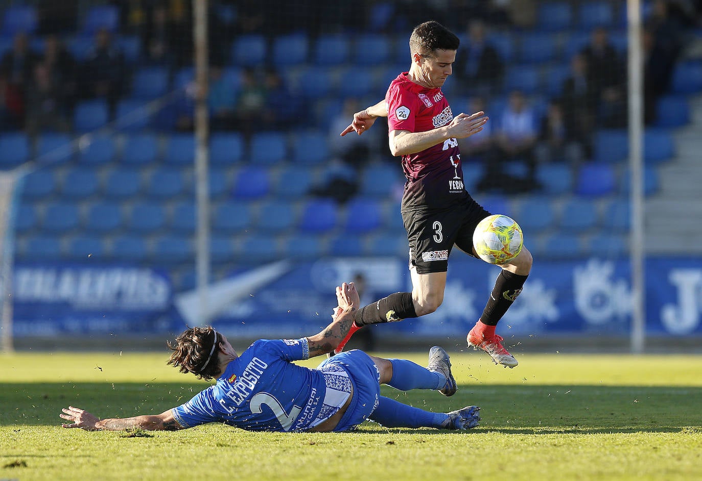 Fotos: El Yeclano frena su caída ante un Talavera solo bullicioso