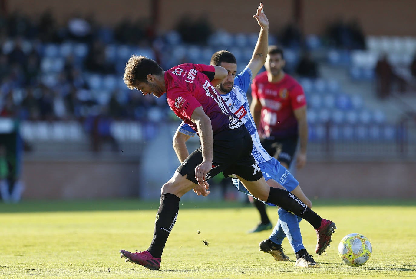 Fotos: El Yeclano frena su caída ante un Talavera solo bullicioso