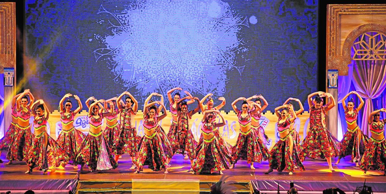 El Ballet Oficial de la Federación de Peñas, este sábado por la noche, durante una de sus coreografías al inicio de la gala del Cambio de Poderes.