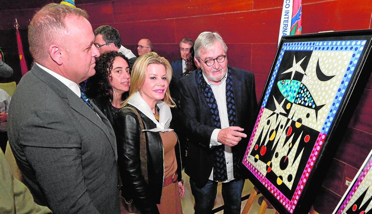 Romera explica el cartel a Doña Sardina, Paloma Jáudenes, y al Gran Pez, Rafael Fuentes. 