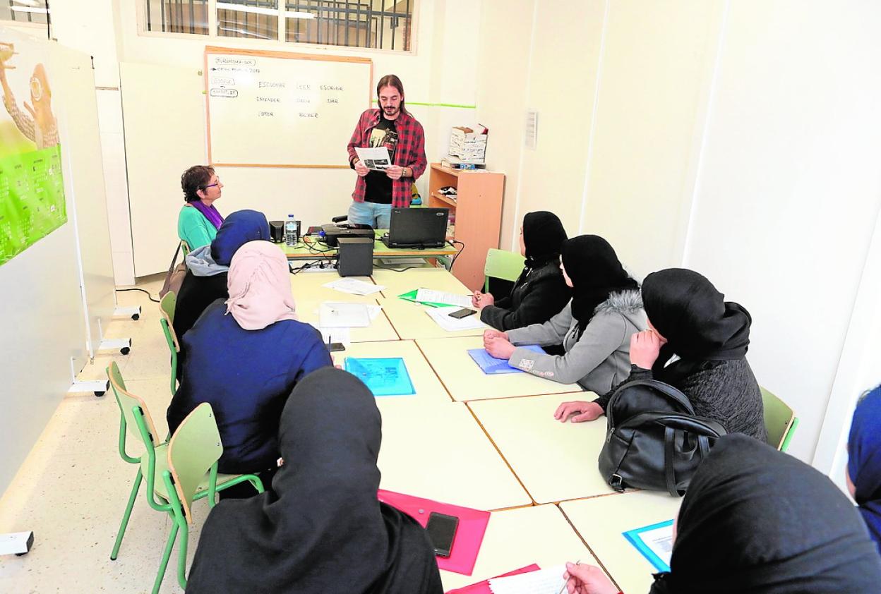 Alumnas marroquíes atienden al profesor en su clase de español en el colegio San Cristóbal. 