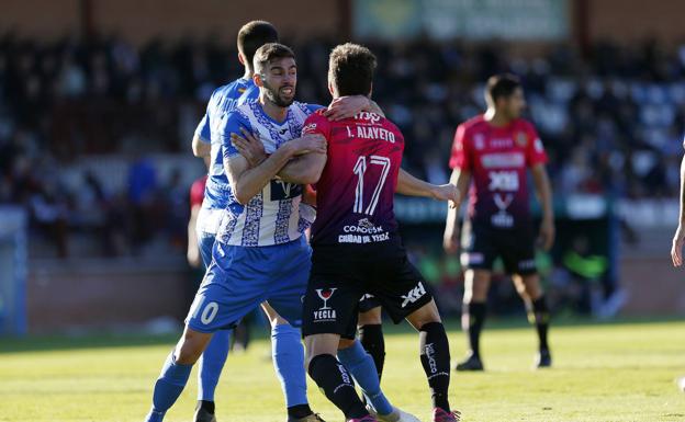 El almanseño Alberto Oca agarra a Alayeto, en una jugada de ataque del Yeclano.