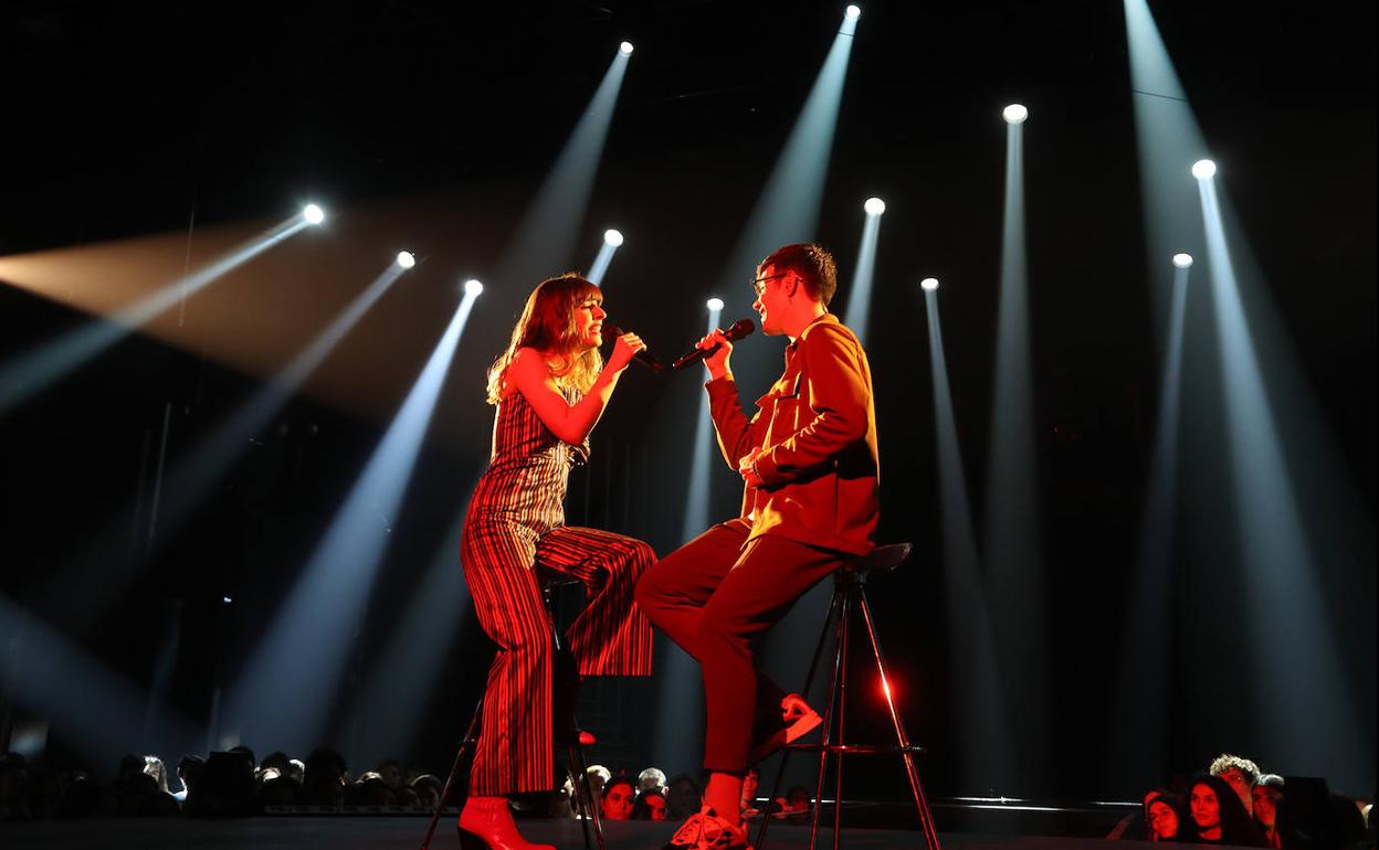 Flavio y Maialen cantando 'Perfect day' en el escenario de OT. 