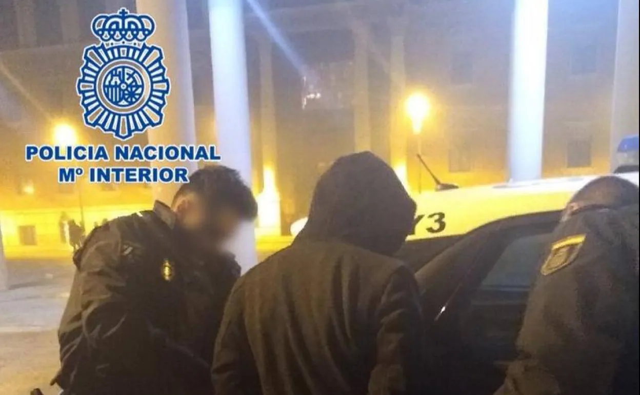 Uno de los detenidos entrando al vehículo de la Policía de Nacional, en la madrugada de este lunes.