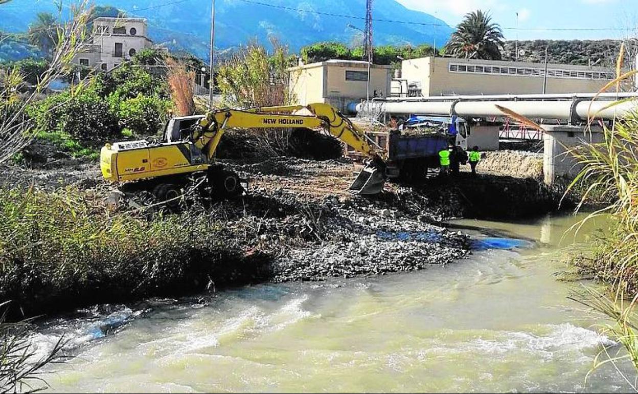 Una de las máquinas, trabajando junto al río.