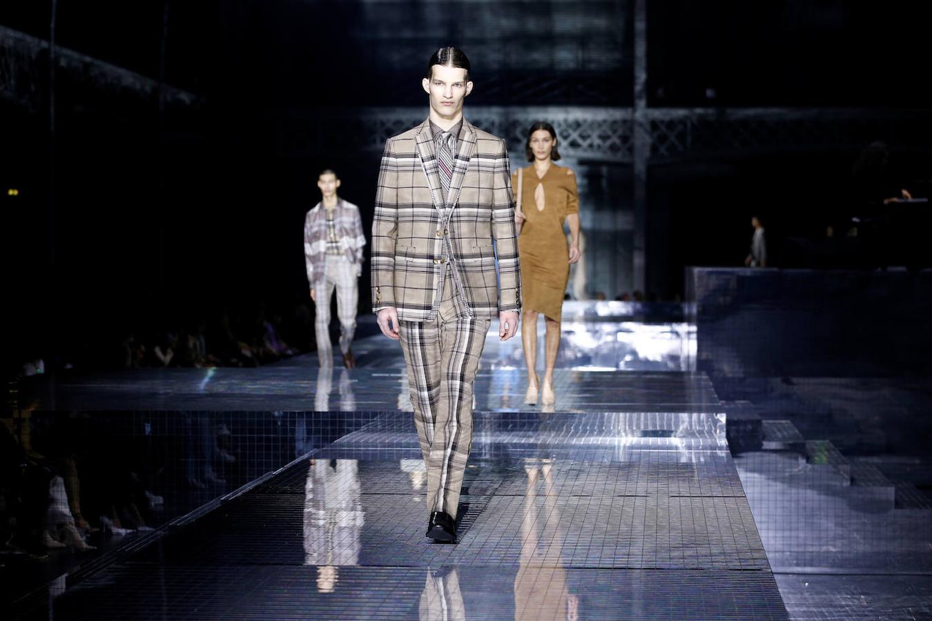 Burberry reinventa su mítico estampado de cuadros y lo traslada a botines, vestidos camiseros, chaquetones y pantalones. Además en la pasarela de Londres presenta su nuevo concepto de camisa con triple cuello que se transforma en hombrera.