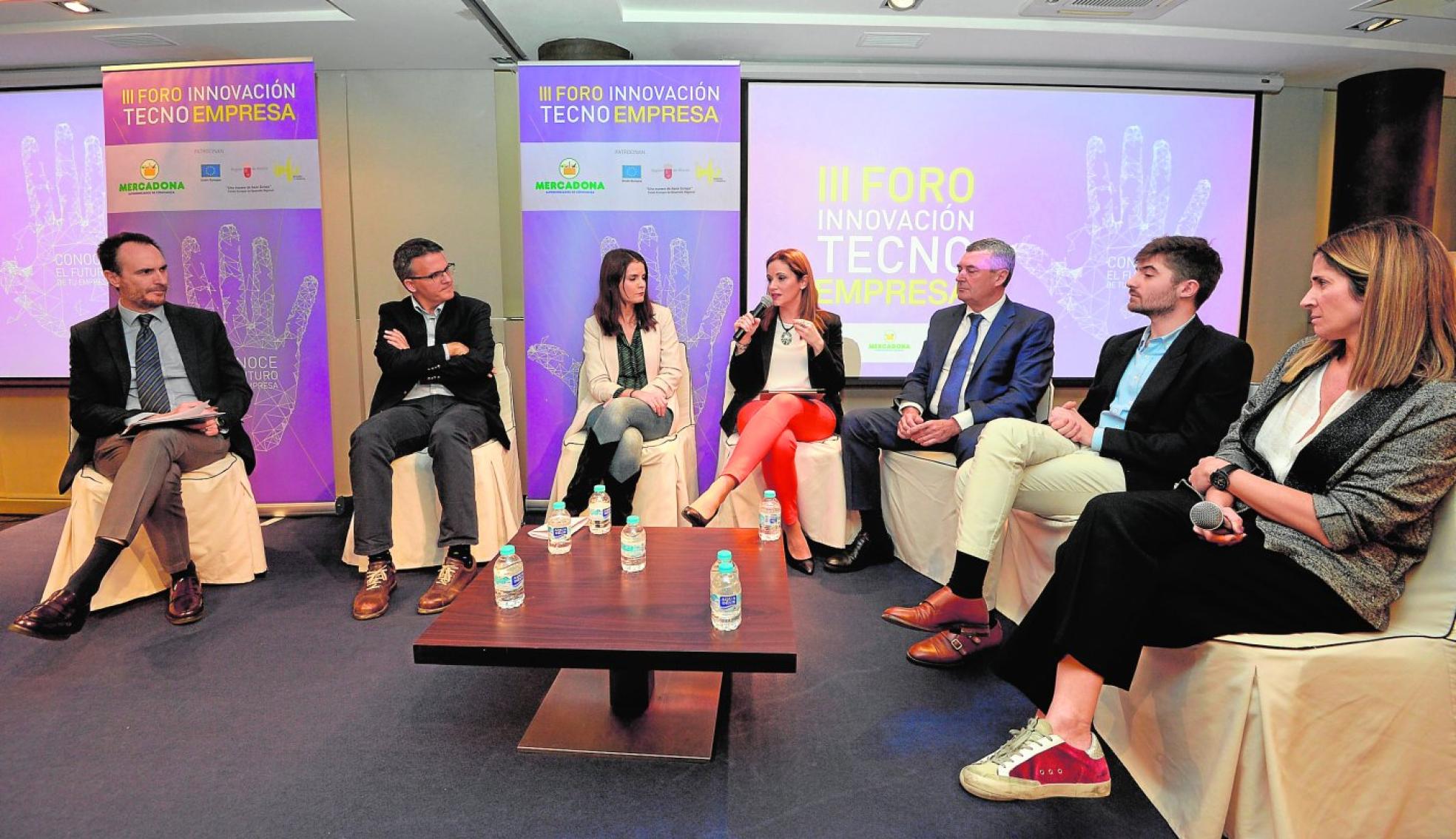 Víctor Rodríguez, Carlos Miras, Cristina Jover, Ana Belén Martínez, Francisco Sánchez, José Rives y Teresa Olivares, durante la mesa redonda. 