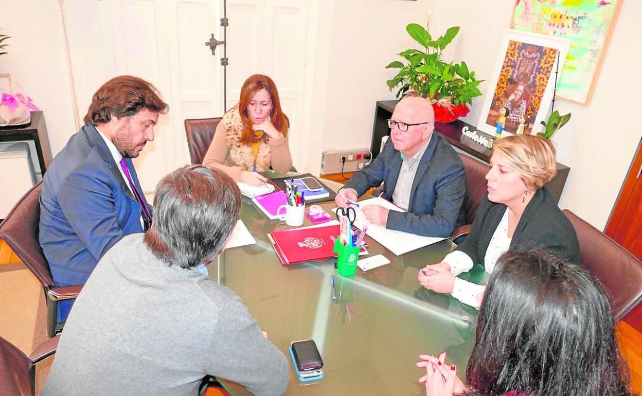 Ana Belén Castejón, en el centro, con el consejero de Empleo, Miguel Motas, a su derecha. 