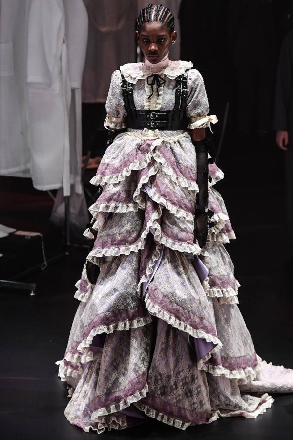 Gucci transforma su desfile en un show y en una oda al trabajo que hay detrás de una colección. En la pasarela de Milán se han visto vestidos de época, diseños estilo años 70, transparencias, colgantes de cruz y todo tipo de accesorios para el cabello como los pañuelos.