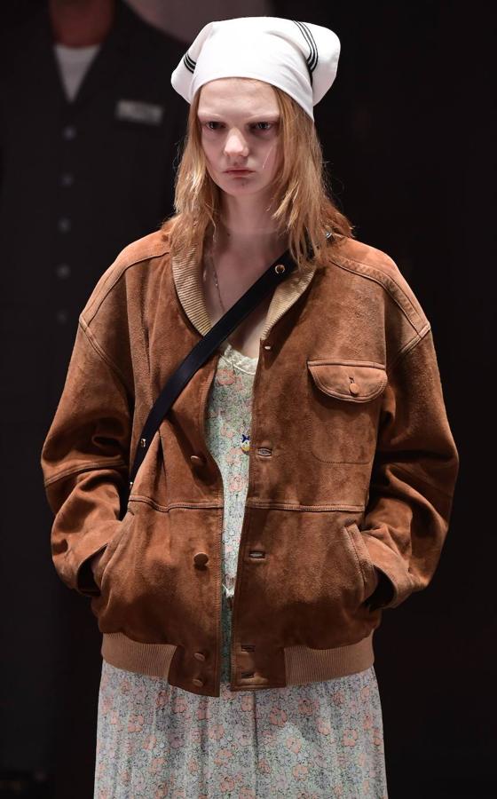 Gucci transforma su desfile en un show y en una oda al trabajo que hay detrás de una colección. En la pasarela de Milán se han visto vestidos de época, diseños estilo años 70, transparencias, colgantes de cruz y todo tipo de accesorios para el cabello como los pañuelos.