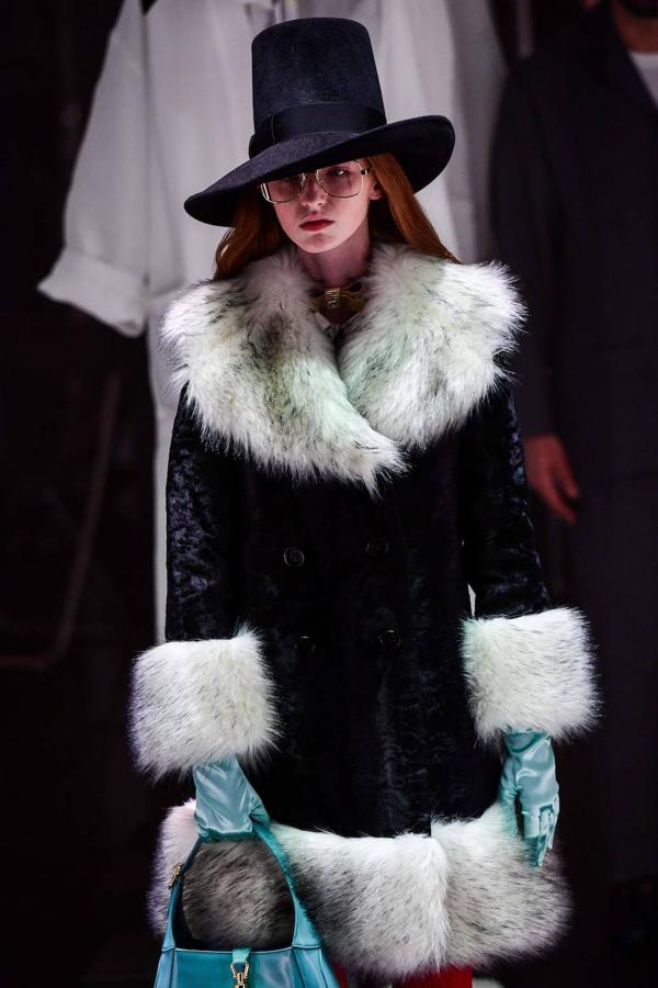 Gucci transforma su desfile en un show y en una oda al trabajo que hay detrás de una colección. En la pasarela de Milán se han visto vestidos de época, diseños estilo años 70, transparencias, colgantes de cruz y todo tipo de accesorios para el cabello como los pañuelos.